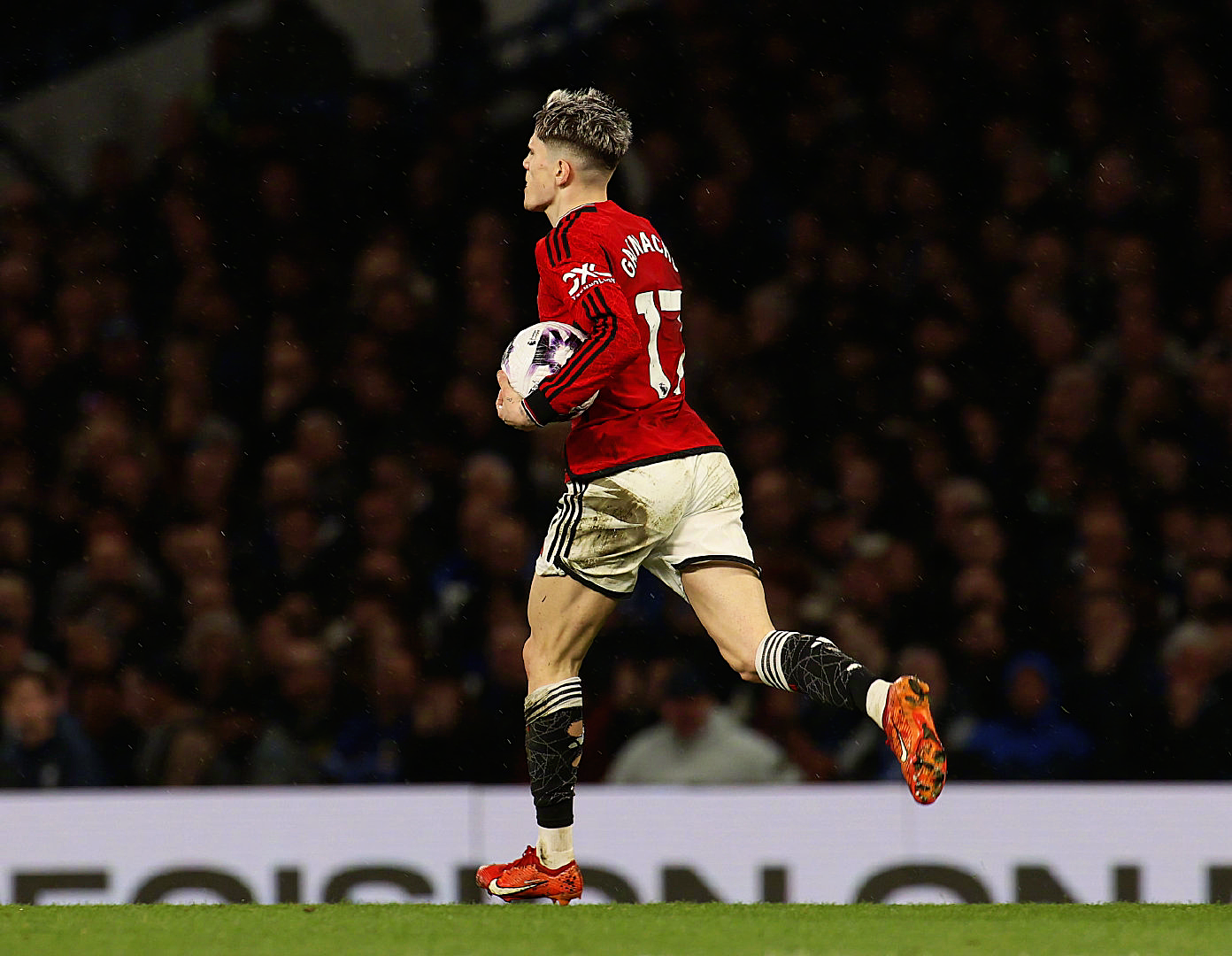 曼联客场逆转胜利,领跑优势增加 曼联客场逆转胜利,领跑优势增加