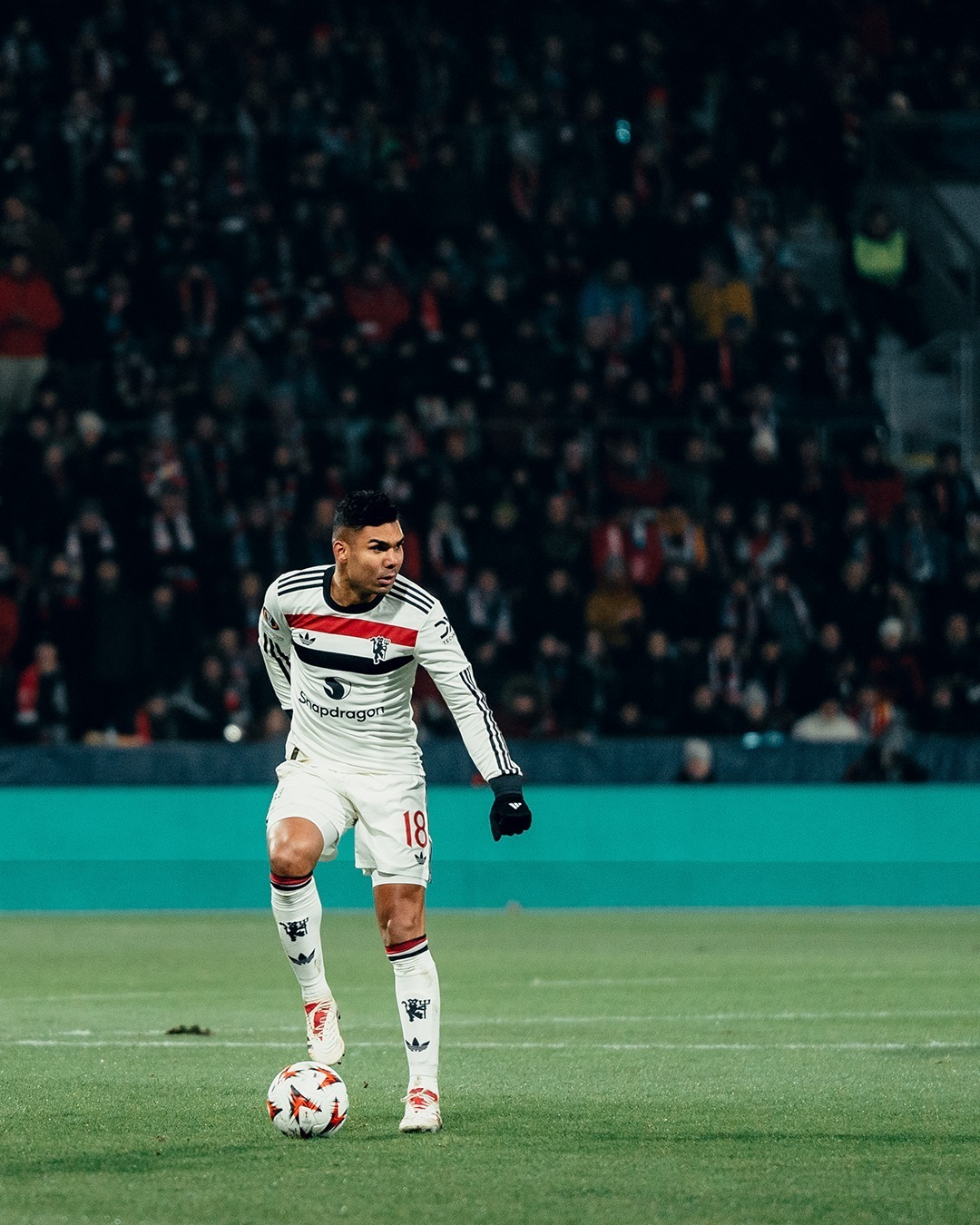 曼联客场逆转胜利,领跑优势增加 曼联客场逆转胜利,领跑优势增加