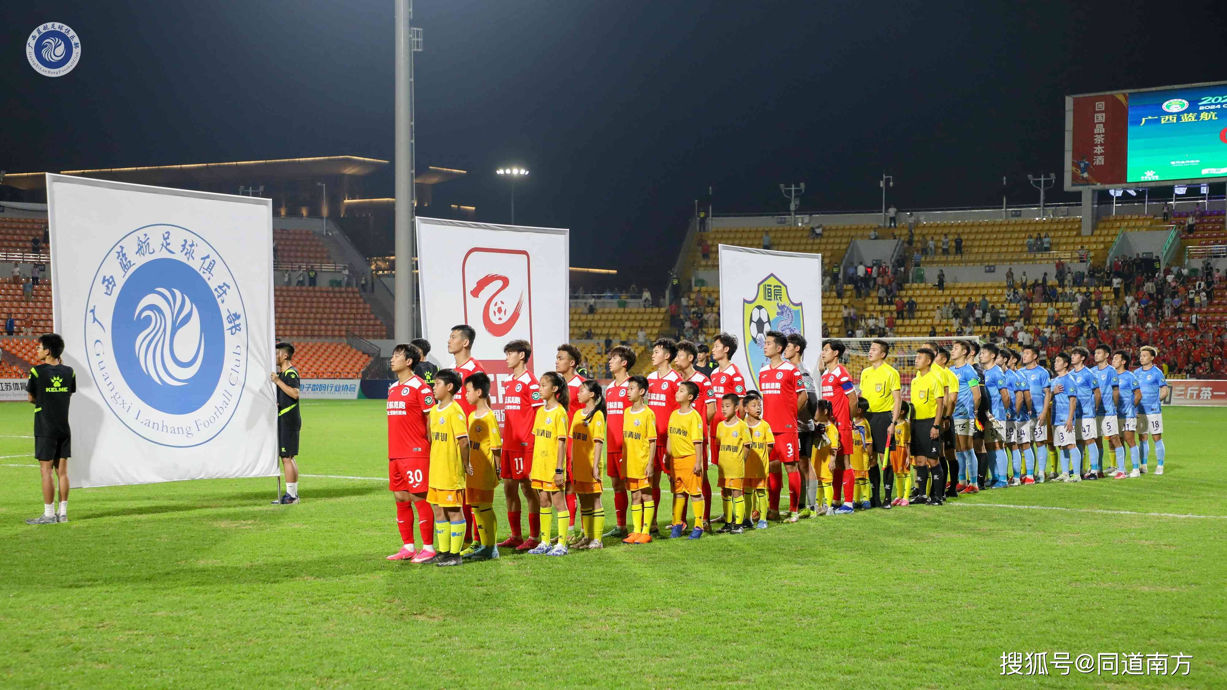 队员在足球比赛中创造了新纪录! 队员在足球比赛中创造了新纪录!