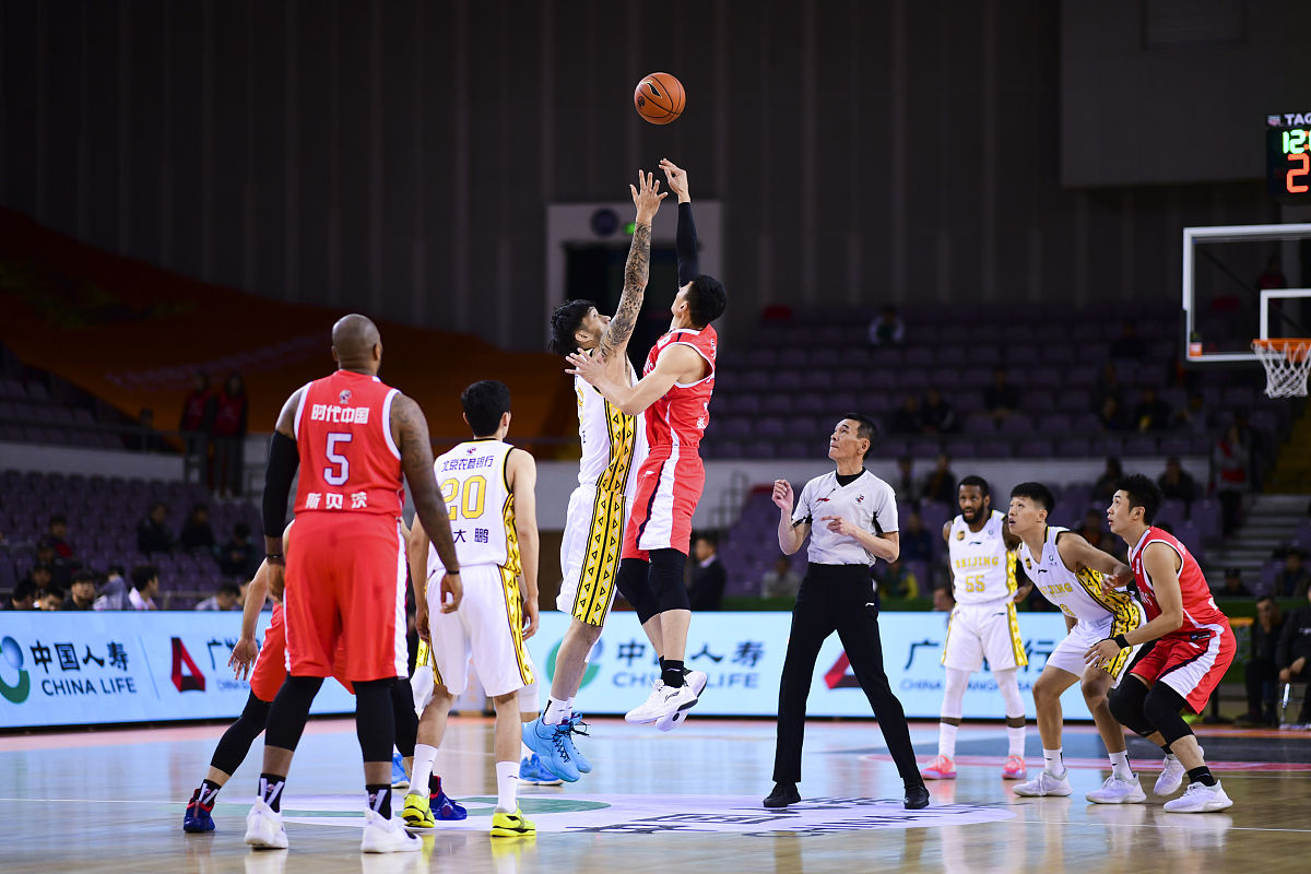 篮球赛事中一位球员的出色表现震撼了现场观众 篮球赛事中一位球员的出色表现震撼了现场观众