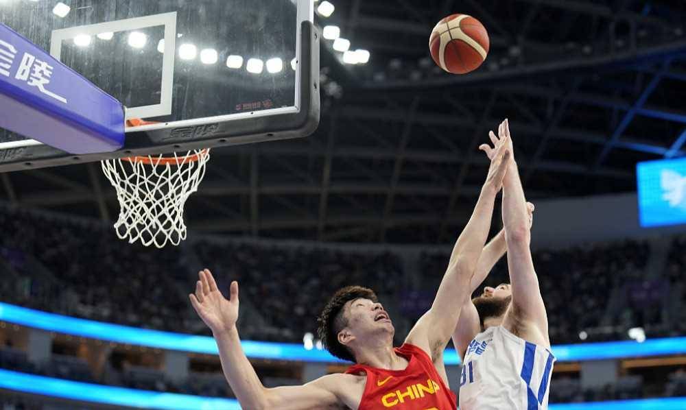 篮球赛事中一位球员的出色表现震撼了现场观众 篮球赛事中一位球员的出色表现震撼了现场观众