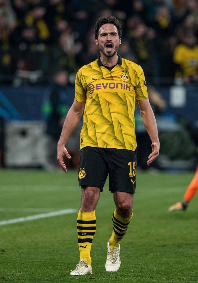 FB体育在线-多特蒙德队主力球员表现出色，助球队晋级