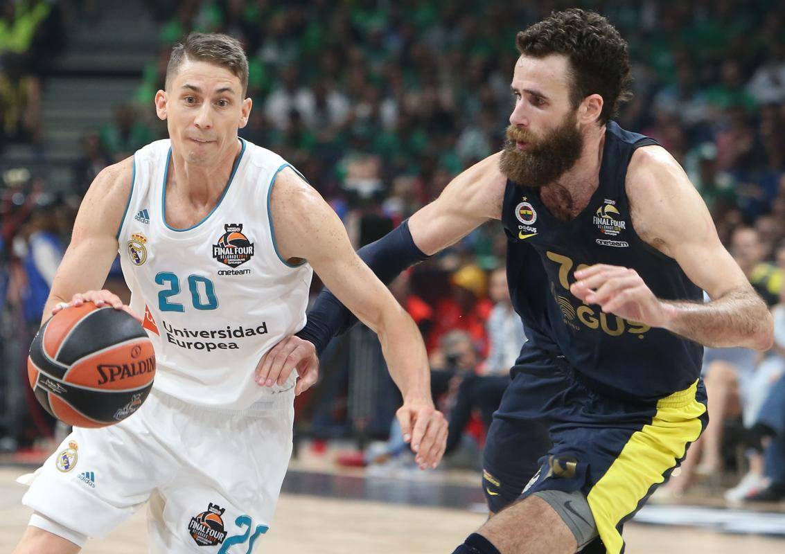 FB体育网页版-格拉纳达队横扫比赛场上，展现强势