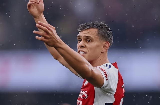 FB体育-阿森纳主帅战术调整得当，带领球队逆转胜利