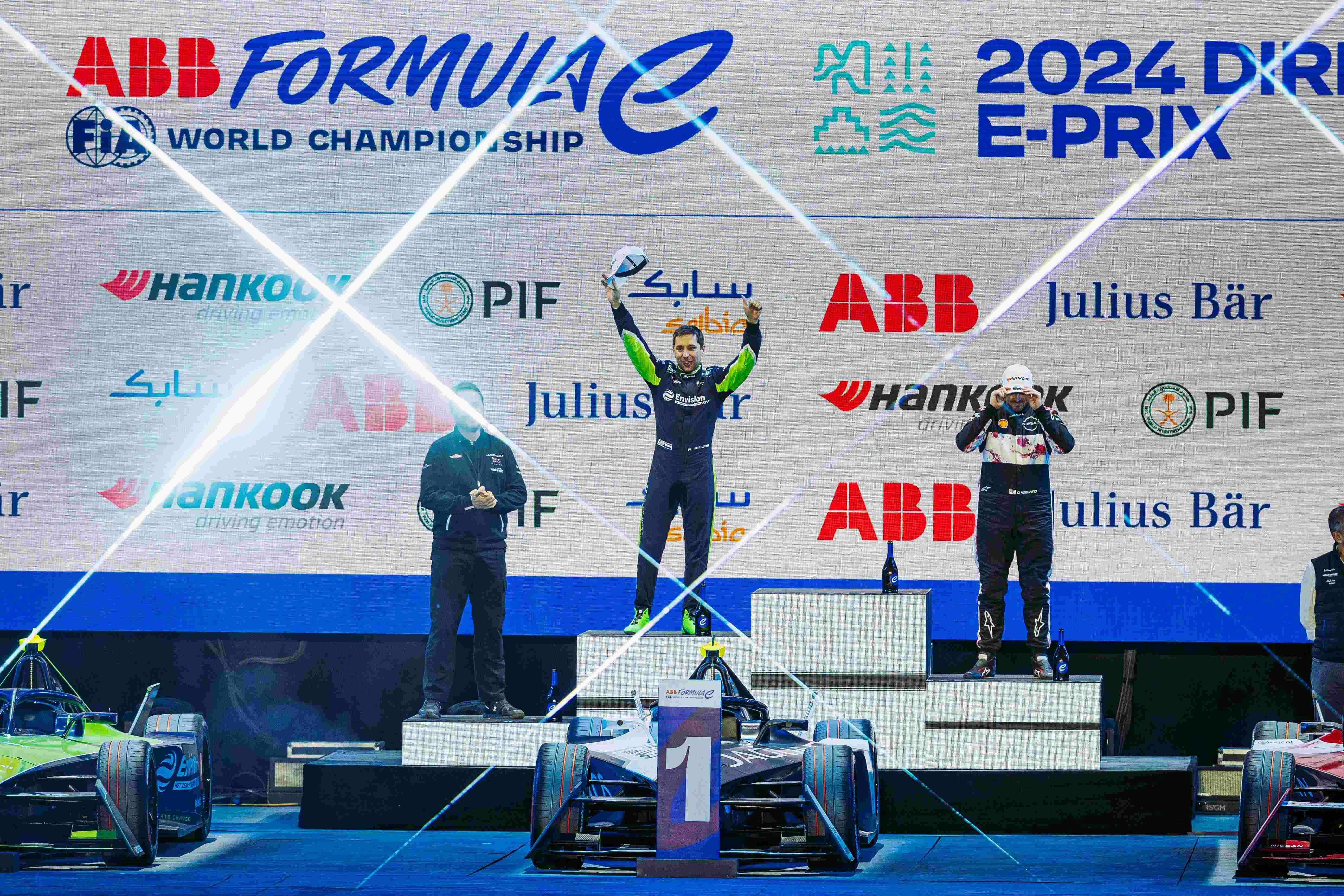 克罗地亚射箭选手登顶领奖台 克罗地亚射箭选手登顶领奖台