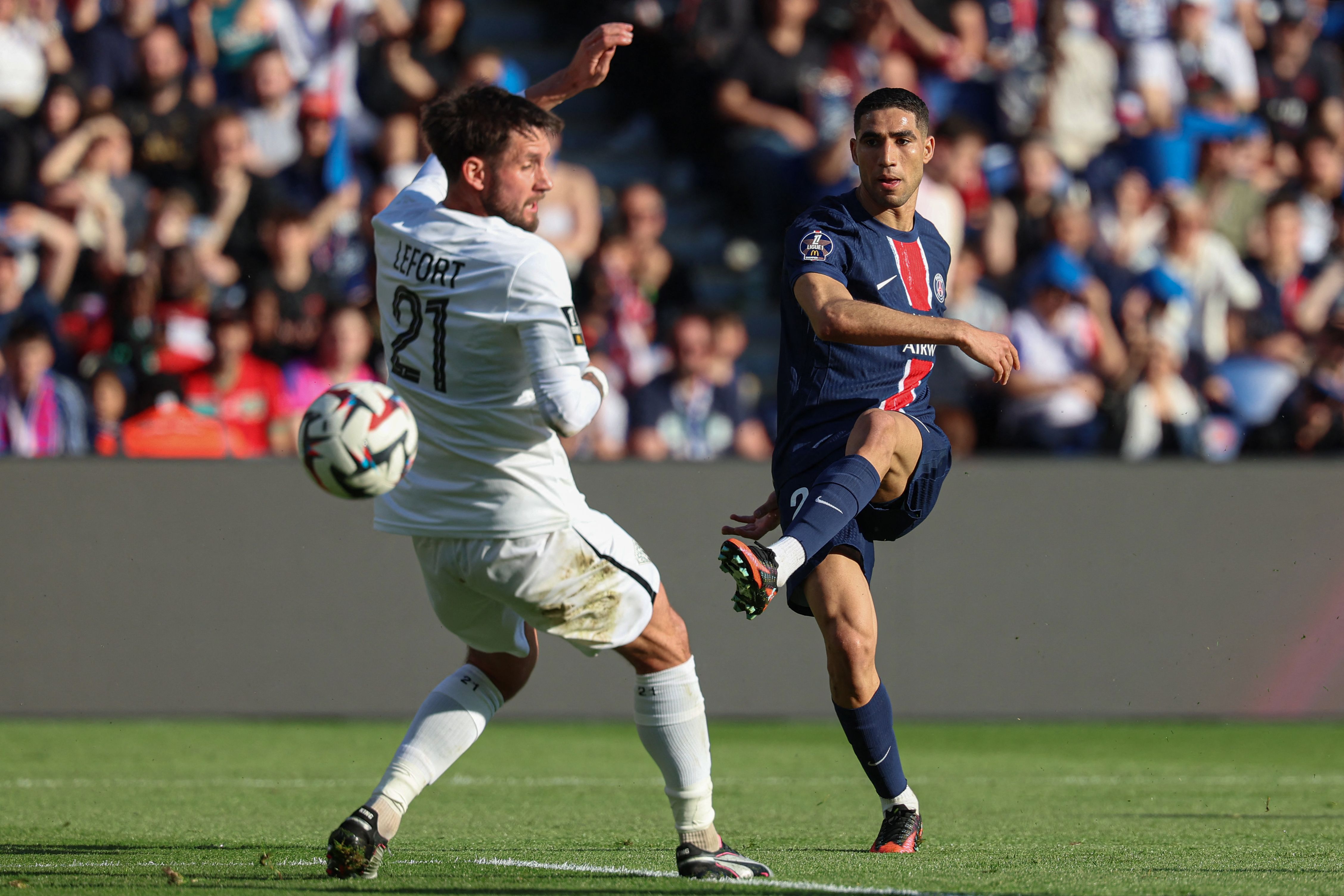 法国足球队在友谊赛中夺得胜利