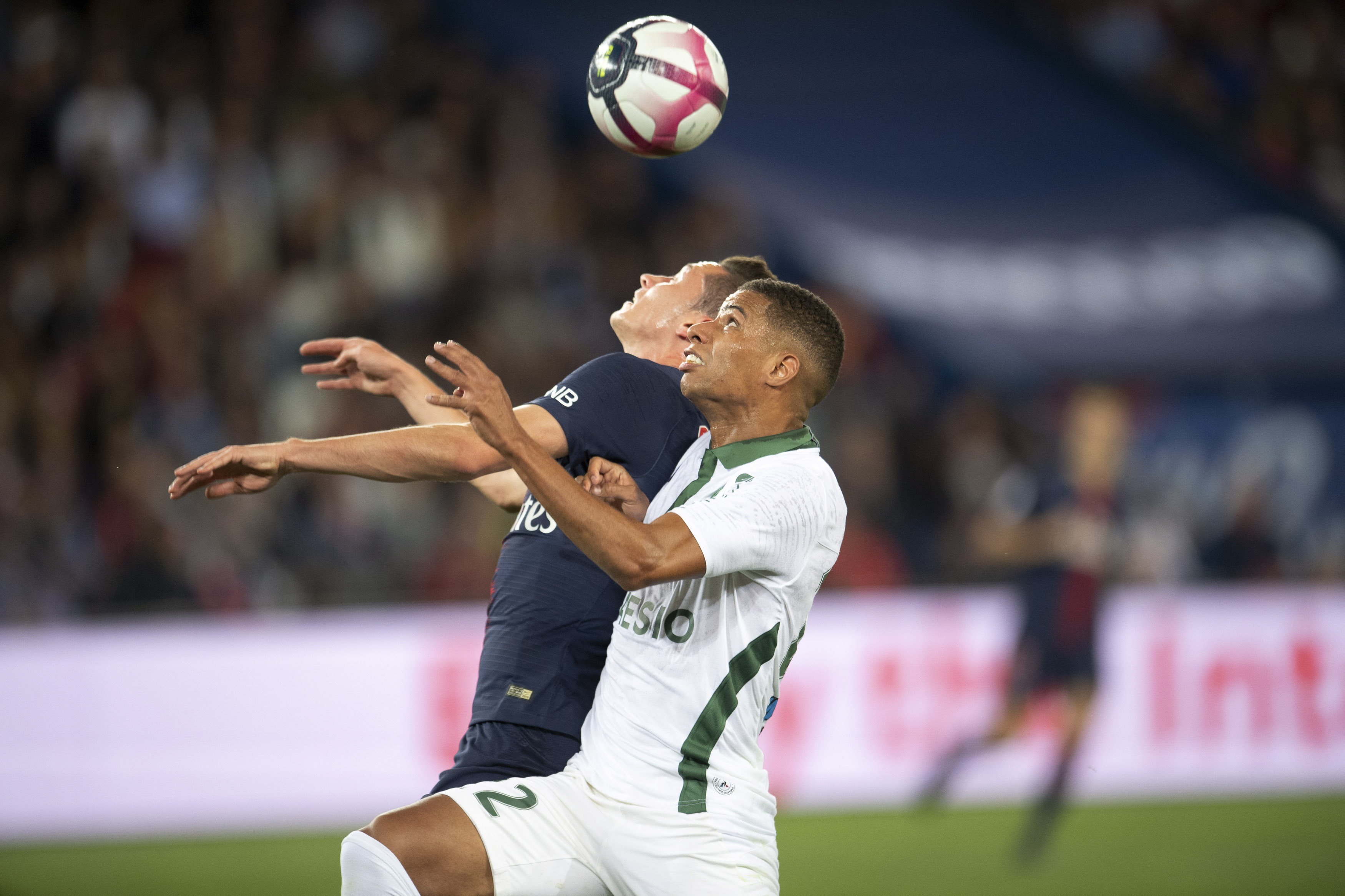 法国足球队在友谊赛中夺得胜利