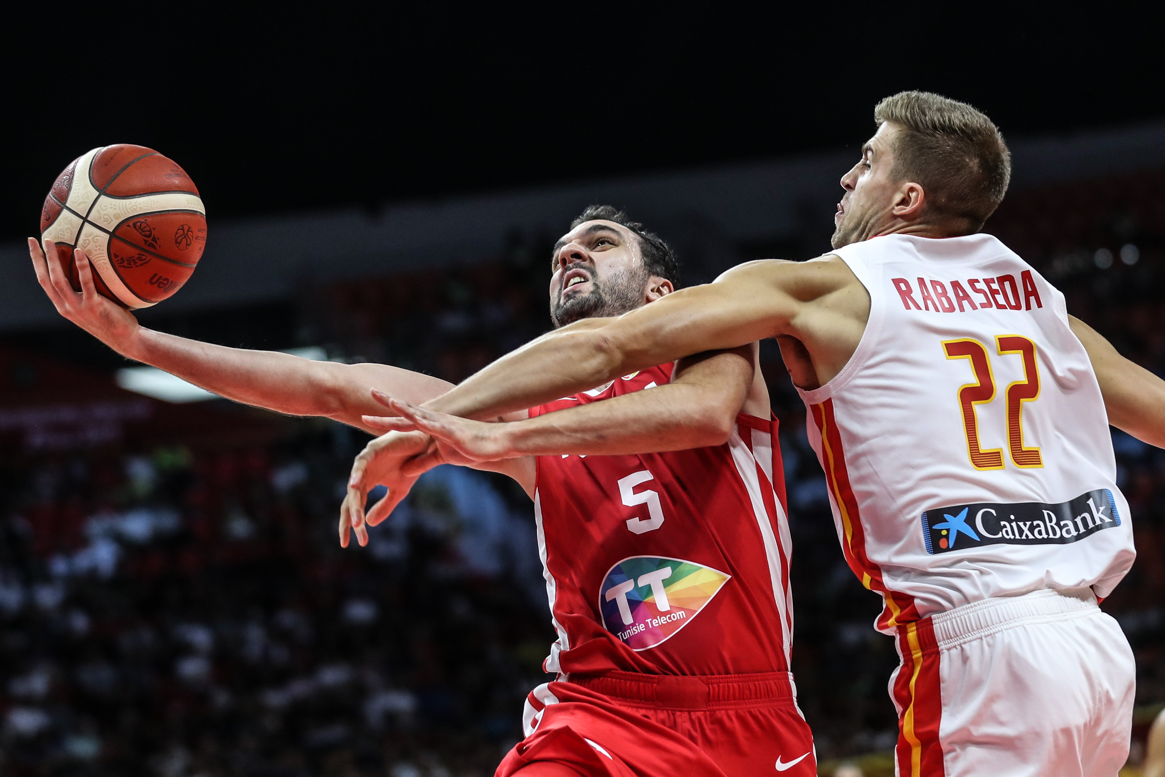 世界杯篮球冠军角逐华章开启，球队实力对决