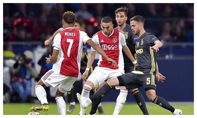 FB体育在线-阿贾克斯客场不敌波尔图，饮恨而归