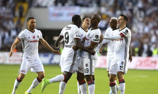 阿贾克斯客场不敌波尔图，饮恨而归