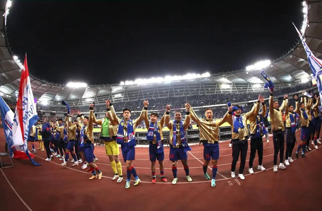 冠军联赛热闹进行,球迷热情高涨的简单介绍 冠军联赛热闹进行,球迷热情高涨的简单介绍