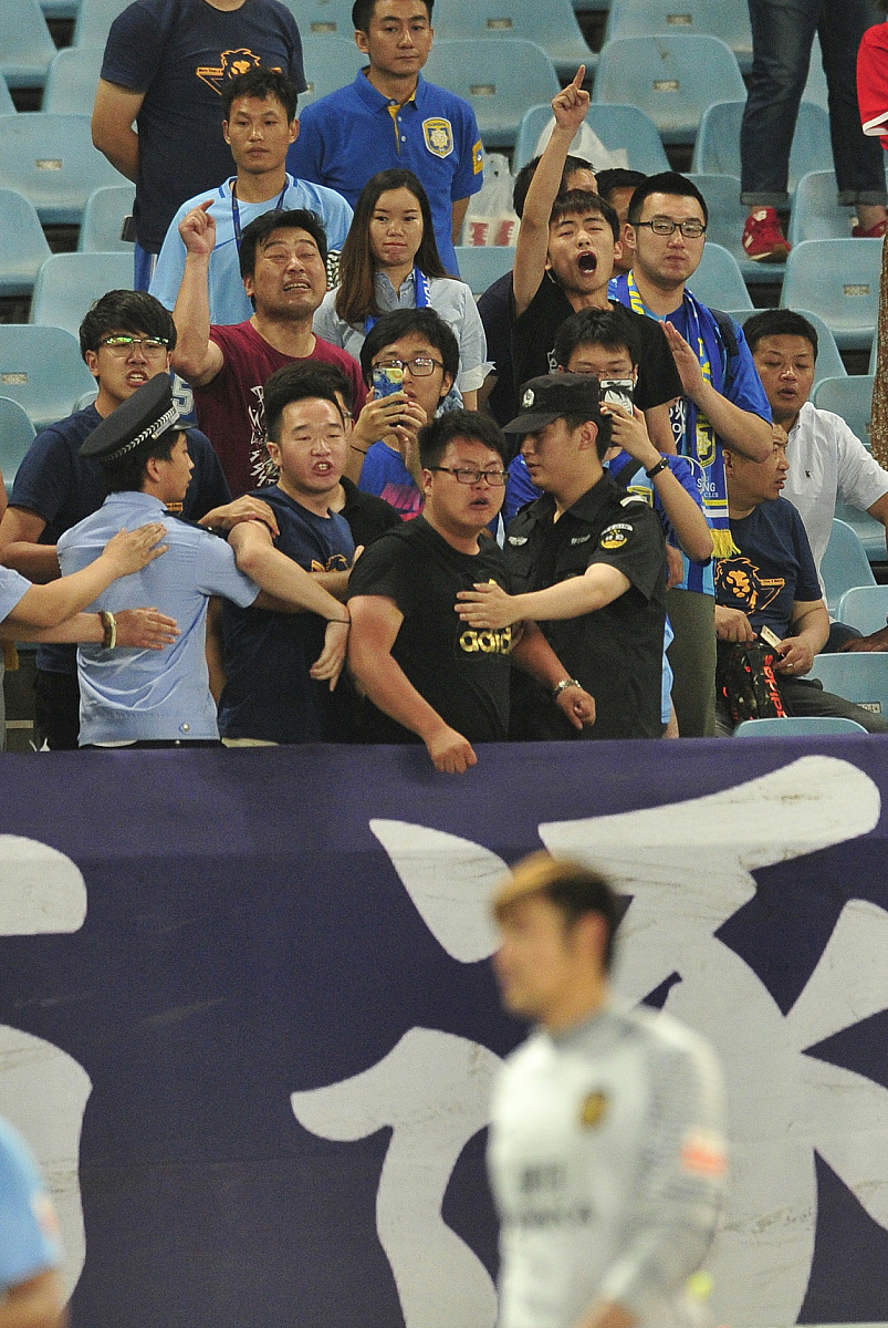 赛场外热心观众热情支持,助威声响彻云端 赛场外热心观众热情支持,助威声响彻云端