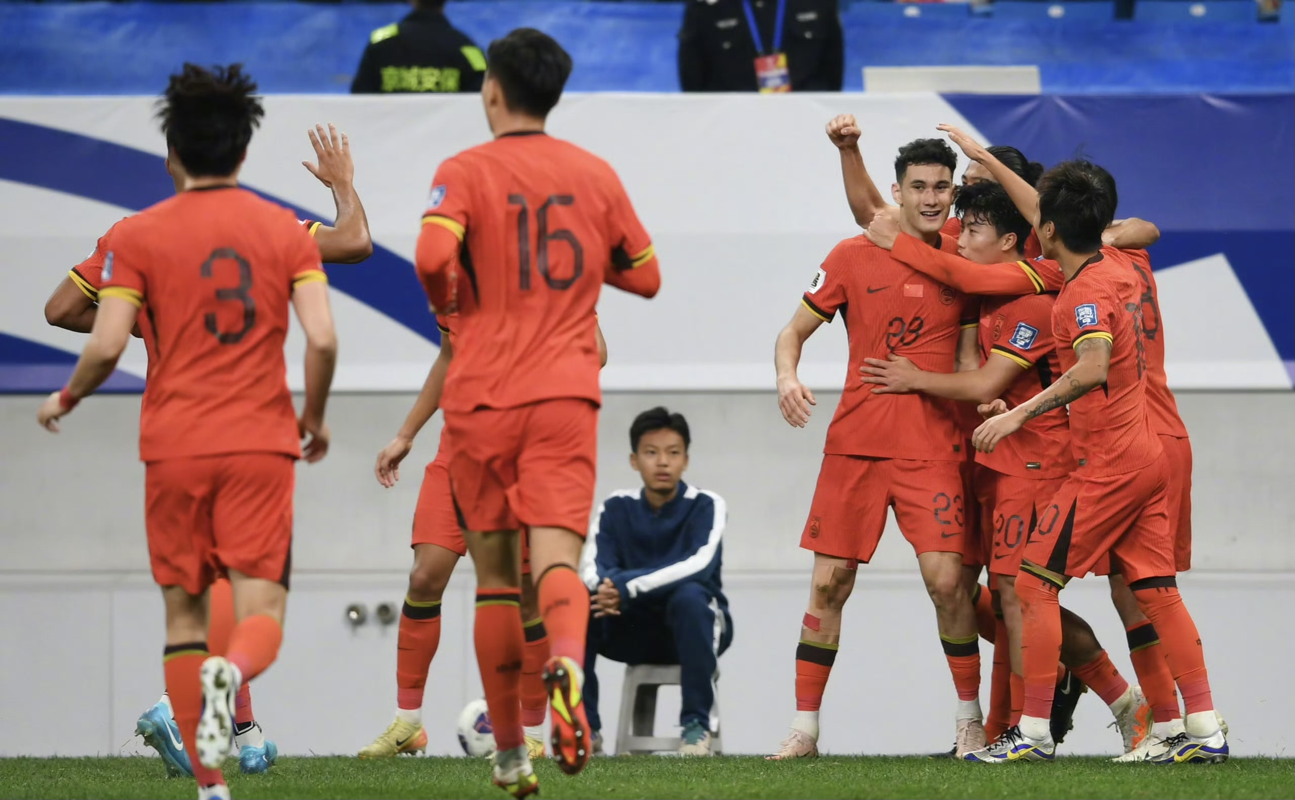 赛场外热心观众热情支持,助威声响彻云端 赛场外热心观众热情支持,助威声响彻云端