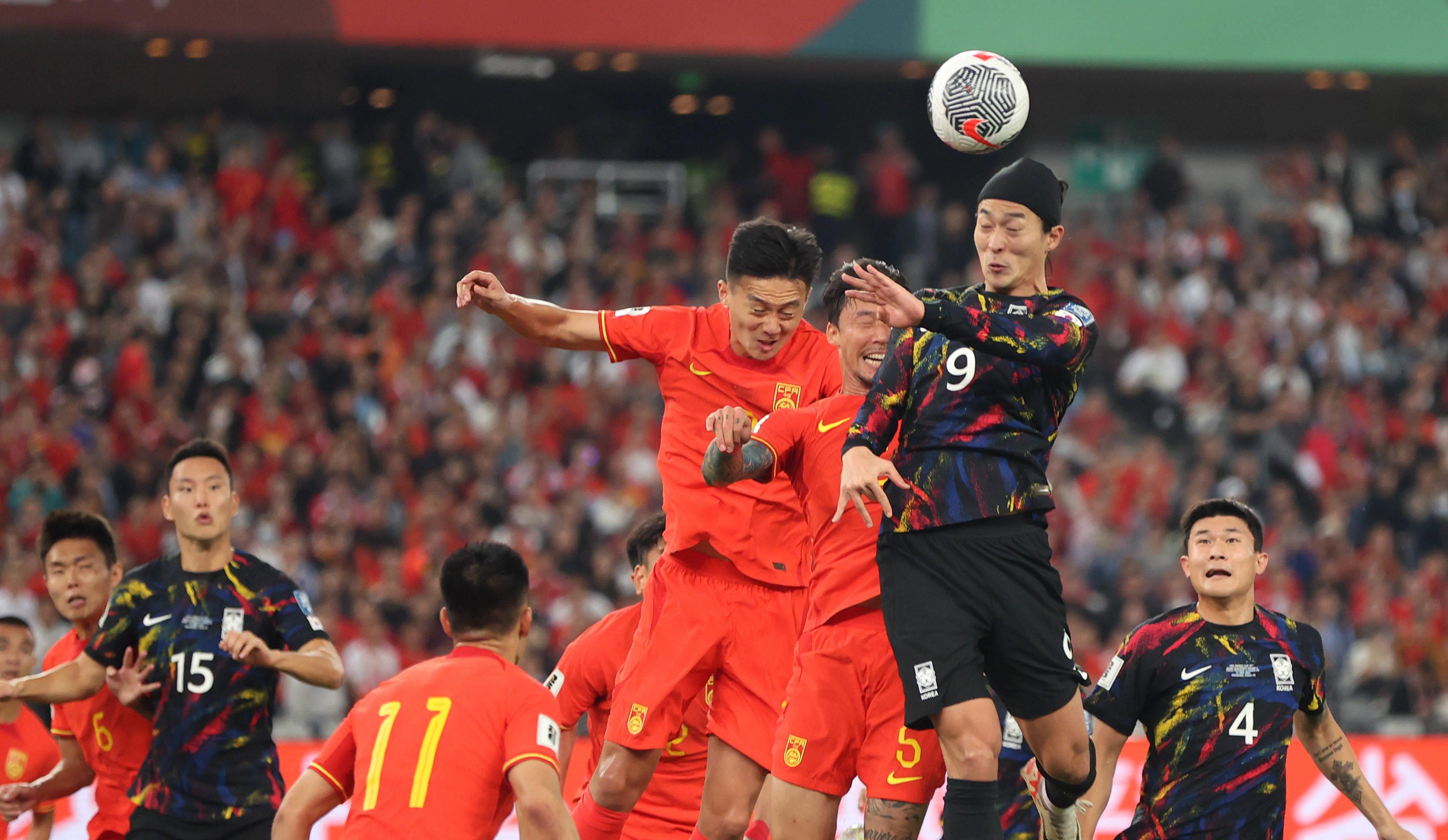 足球比赛展开,中国队备战拼尽全力 足球比赛展开,中国队备战拼尽全力