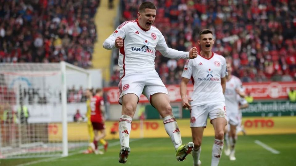 汉堡球队紧追保级线,决心在接下来的比赛中全力求胜 汉堡球队紧追保级线,决心在接下来的比赛中全力求胜