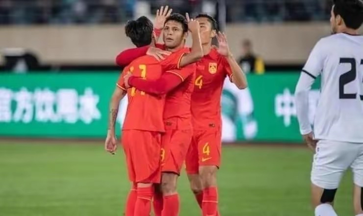 足球场上的豪情壮志,球迷热情助阵,全情支持 足球场上的豪情壮志,球迷热情助阵,全情支持