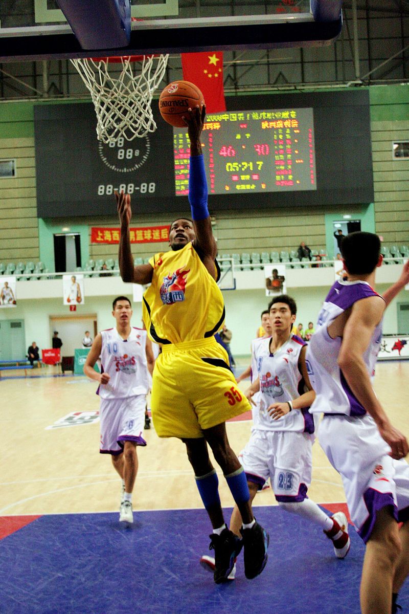 篮球赛场上球员秀出绝妙表现 篮球赛场上球员秀出绝妙表现