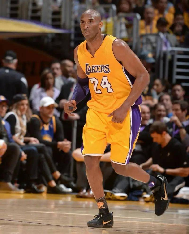 篮球赛场上球员秀出绝妙表现 篮球赛场上球员秀出绝妙表现