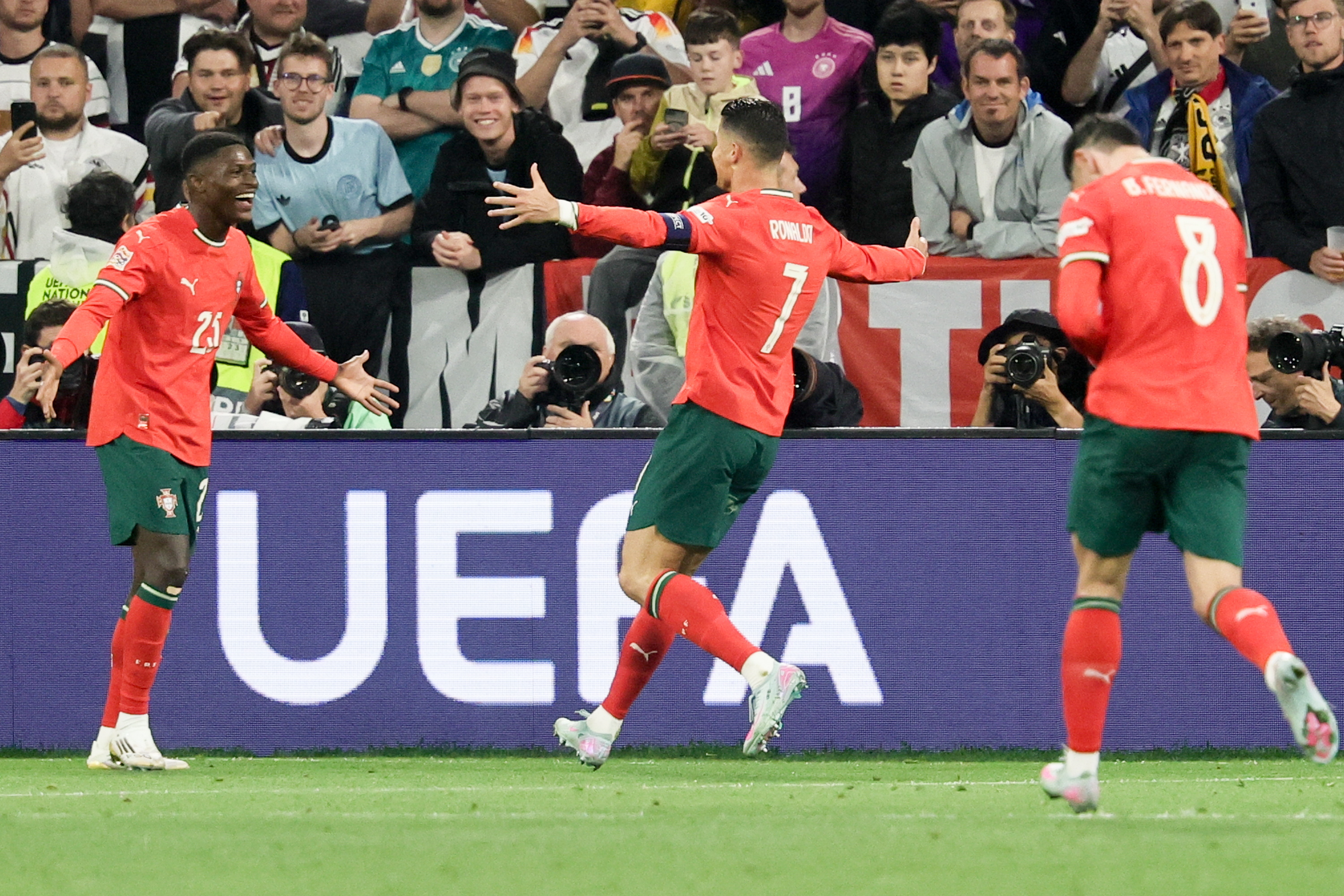 葡萄牙女足球员技术精湛,助球队获胜 葡萄牙女足球员技术精湛,助球队获胜