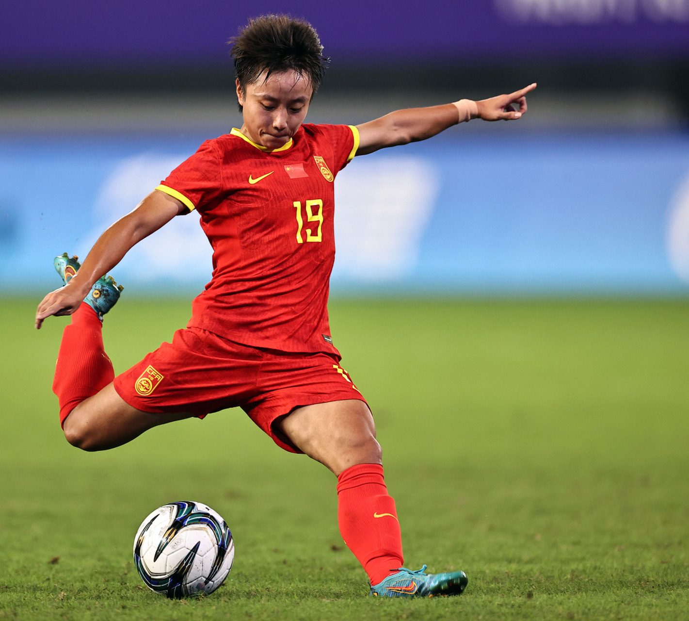 葡萄牙女足球员技术精湛,助球队获胜 葡萄牙女足球员技术精湛,助球队获胜