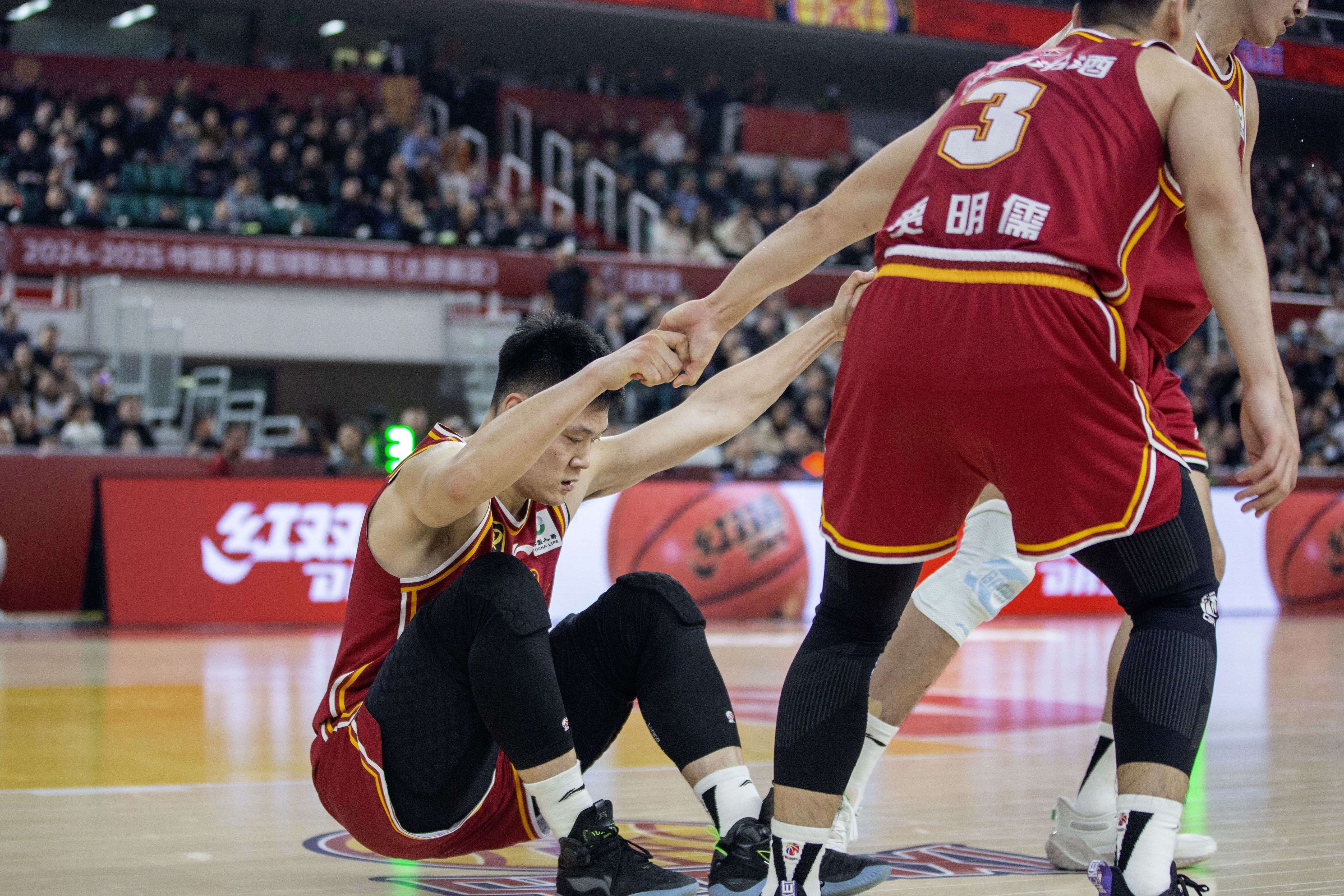 湖南男篮击败山西队,实现逆转获胜 湖南男篮击败山西队,实现逆转获胜