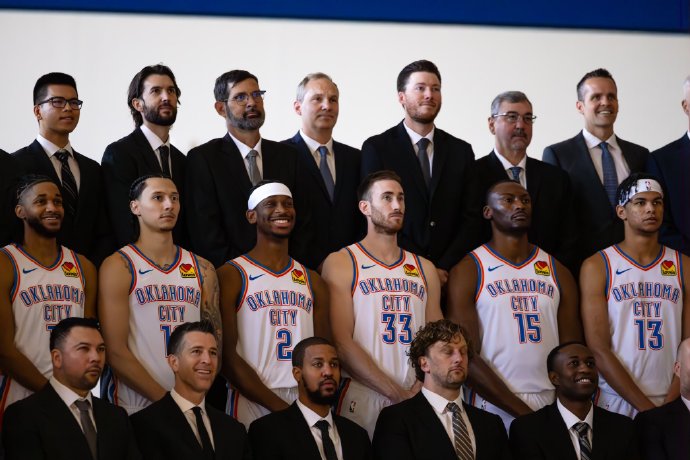 FB体育-关于篮球巨星球队合影曝光，团队合作精神的信息