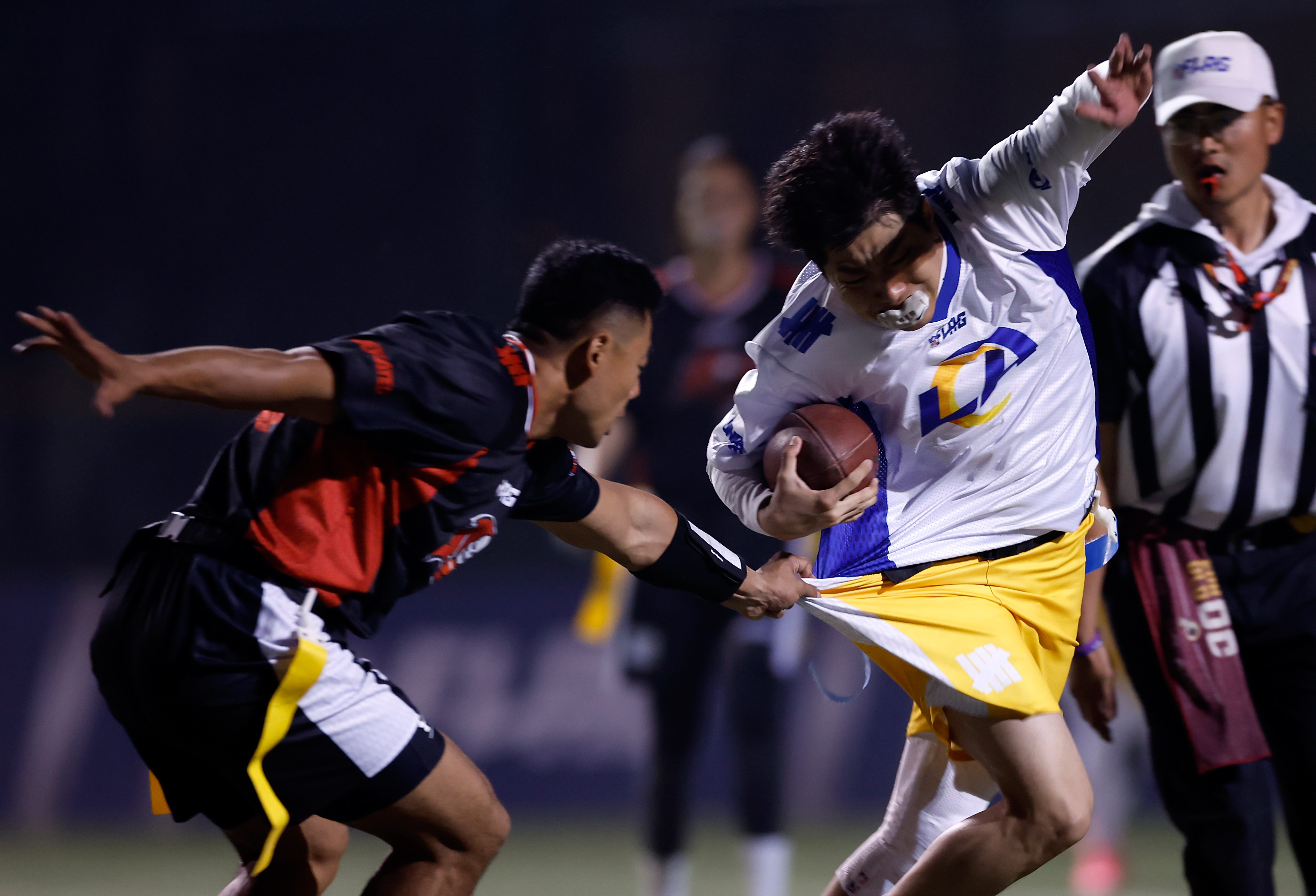 -关于橄榄球赛事现场人气爆棚，观众热情高涨的信息