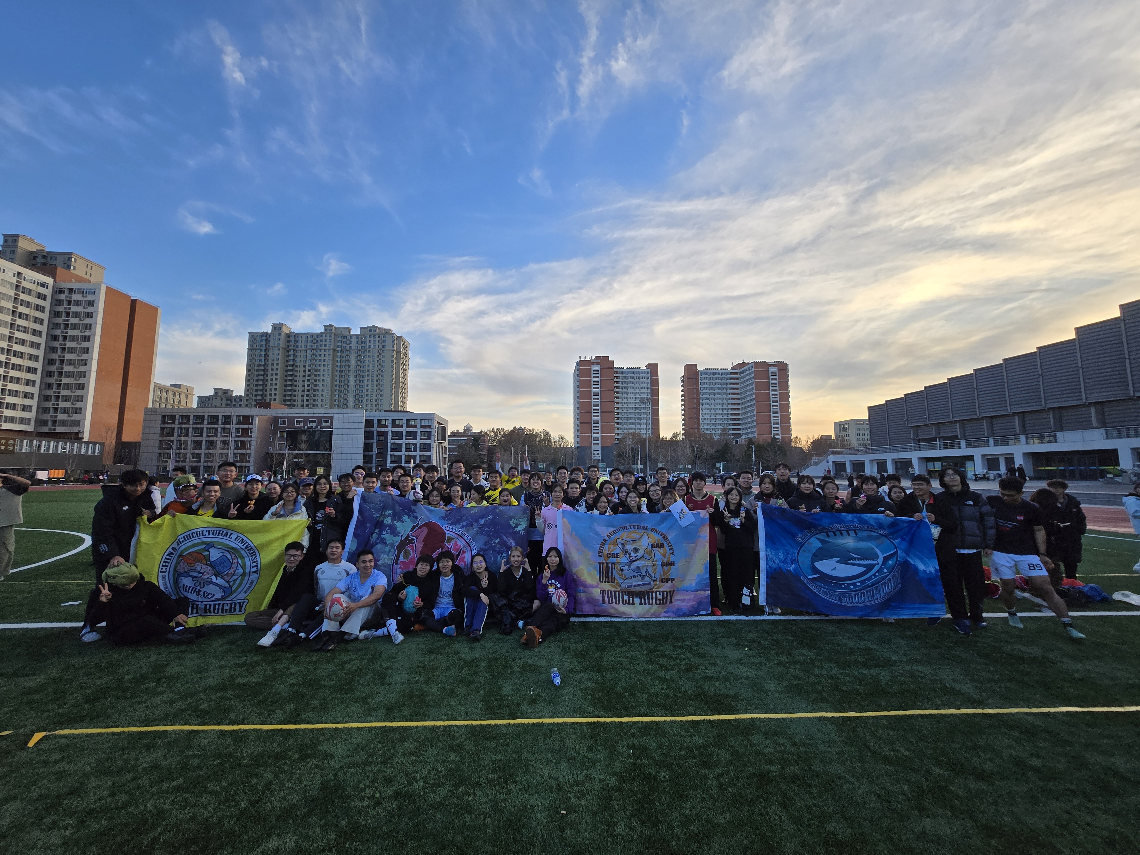 关于橄榄球赛事现场人气爆棚，观众热情高涨的信息