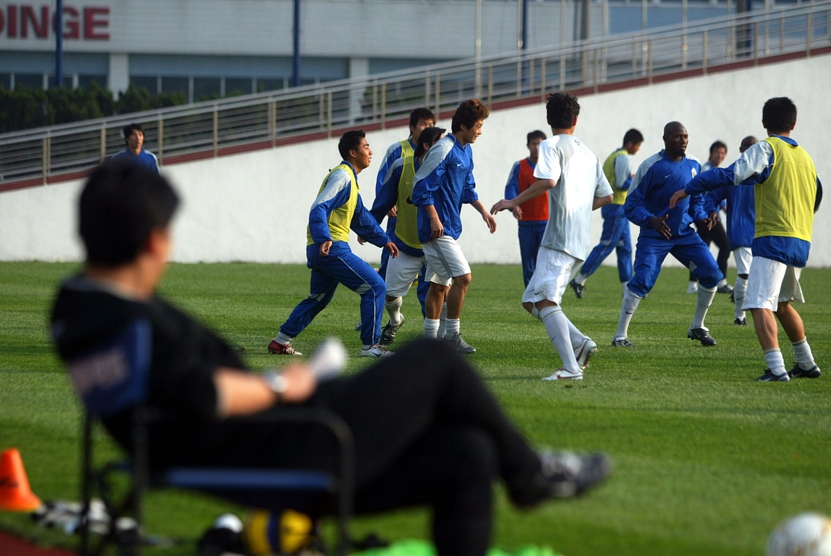 FB体育在线-足球赛事频繁举行，球员们全力以赴