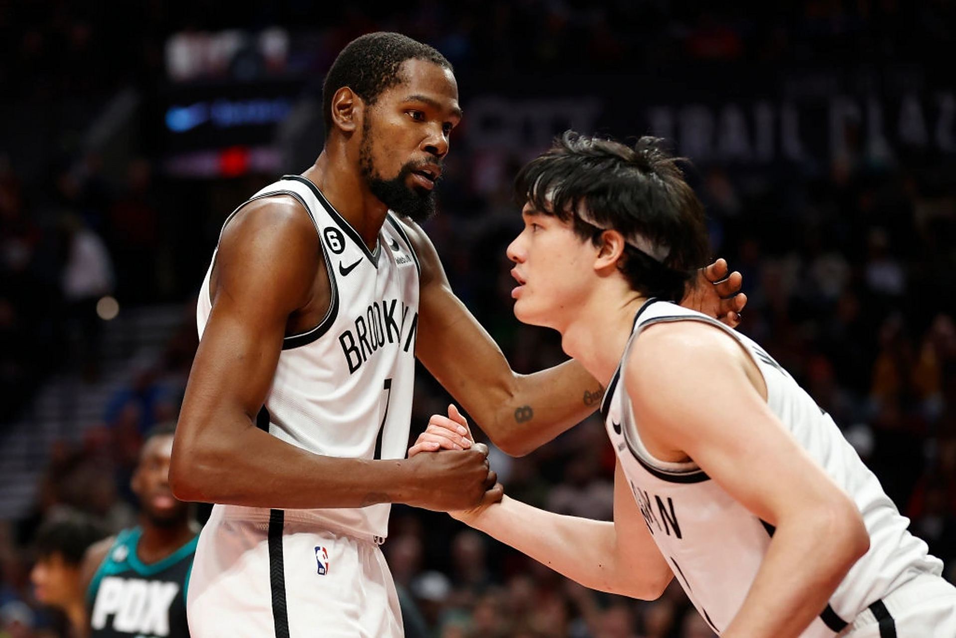 FB体育娱乐-步行者主场击败篮网，布罗格登逆转绝杀