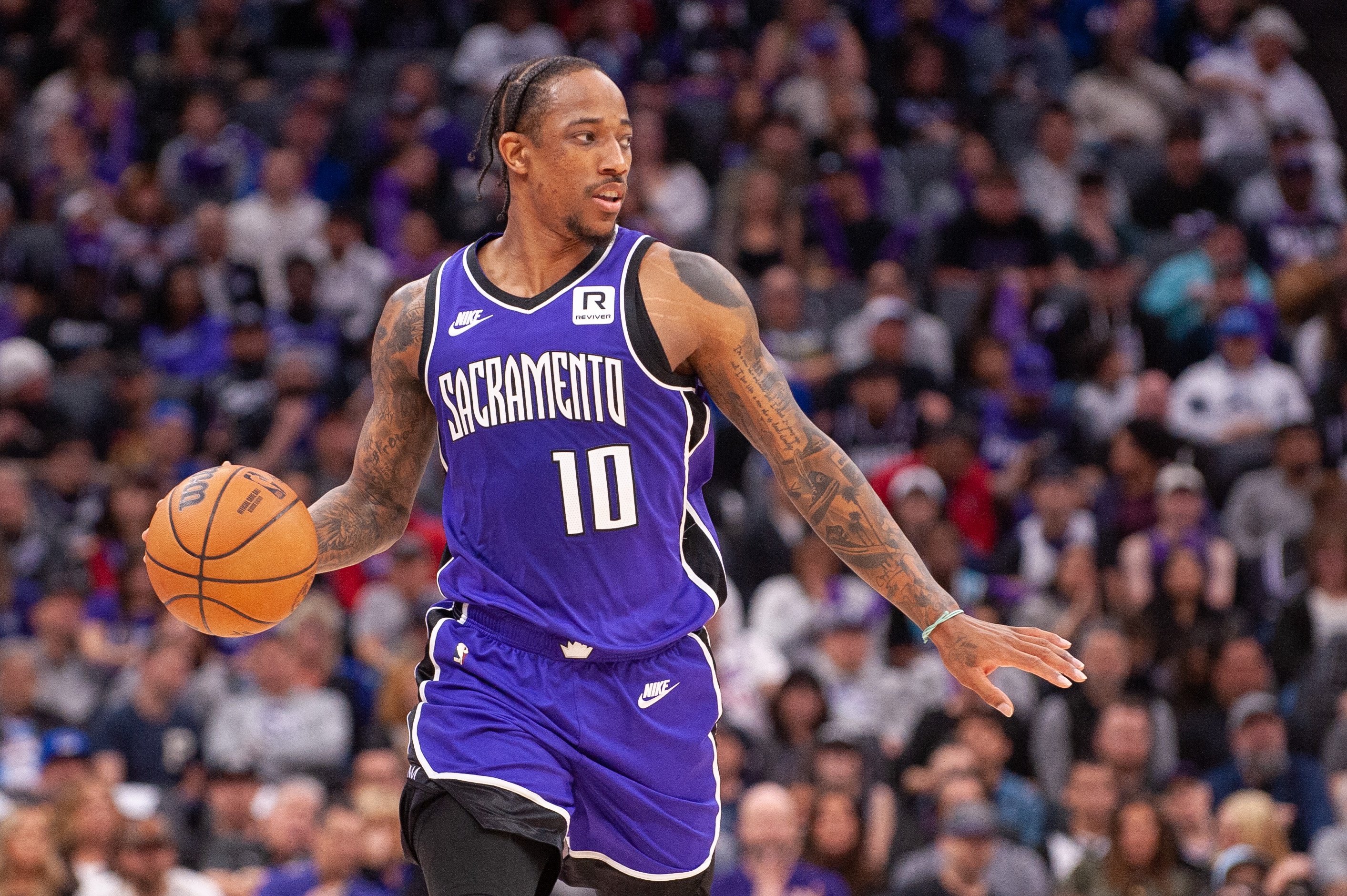 马刺战胜掘金,德罗赞发挥出色 马刺战胜掘金,德罗赞发挥出色