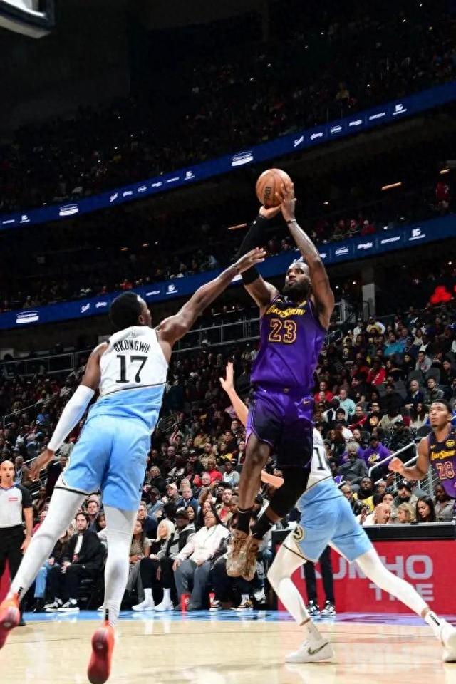 FB体育下载-湖人力克老鹰，詹姆斯砍下三双