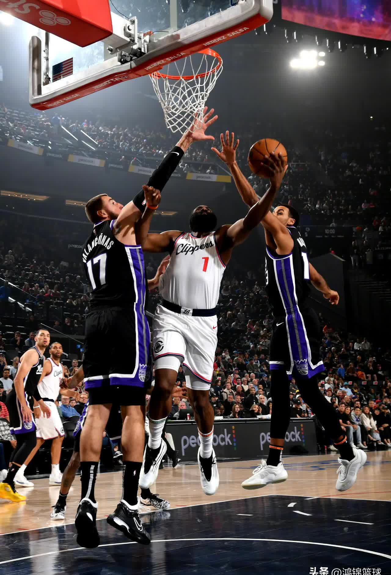 火箭险胜黄蜂,哈登关键三分压哨命中 火箭险胜黄蜂,哈登关键三分压哨命中