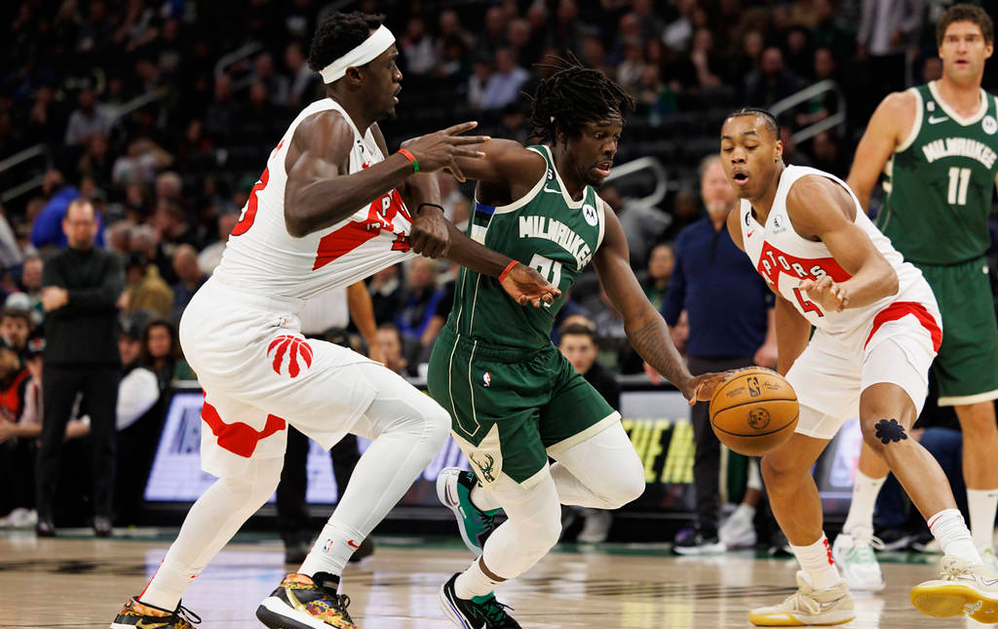 猛龙主场胜雄鹿,盯紧榜首位置 猛龙主场胜雄鹿,盯紧榜首位置