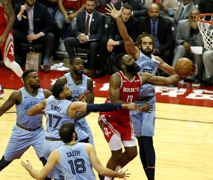 包含雄狮主场大胜活塞,取得三连胜的词条 包含雄狮主场大胜活塞,取得三连胜的词条