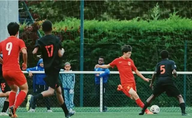 赛场上的惊心动魄足球对决 赛场上的惊心动魄足球对决